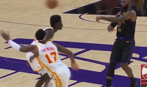 开云APP-我勒个骚邦！詹姆斯左手重传直塞 范德彪转头就接到球轻松上篮